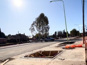 La obra de puesta en valor de avenida 14 de Julio progresa según lo planificado con un 35% de ejecución. La primera etapa comprende siete cuadras con pavimentación