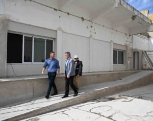 El intendente Héctor Gay supervisó el avance de las obras de remodelación de la planta baja del edificio donde funcionarán las nuevas oficinas del Tribunal de Faltas en Brown 1112/38. Los trabajos incluyen reacondicionamiento de oficinas