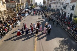 El municipio informa sobre cortes de calles y modificaciones en los recorridos de transporte público para los días 8 y 9 de julio por el desfile. Se detallan las intersecciones afectadas y se solicita no estacionar vehículos en determinadas zonas.