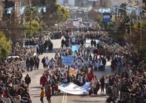 Bahía Blanca vivirá un evento histórico: 135 instituciones desfilarán el 9 de Julio en conmemoración del 207º Aniversario de la Declaración de la Independencia. La ceremonia oficial será a las 11 en Alem y Sarmiento
