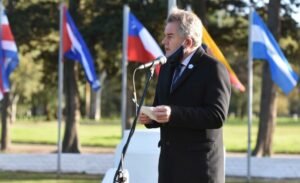 Héctor Gay encabezó ceremonia por 210º aniversario de Revolución de Mayo destacando unidad y consenso ante desafíos sociales.