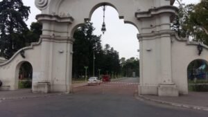 Se cierran accesos vehiculares y se restringe el paso peatonal en principales parques y plazas bahienses.