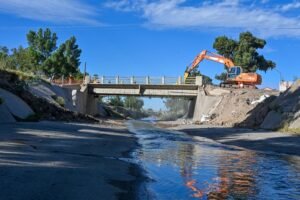 Comienza demolición del puente Pampa Central para reconstrucción integral del Canal Maldonado con financiamiento provincial.