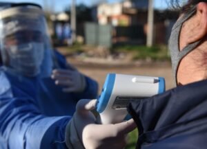 Secretaría de Salud visitó 1250 personas en barrios con vacunación y detección de COVID-19.