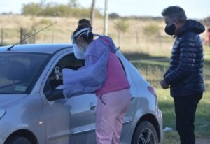 Operativos sanitarios diarios controlan accesos a la ciudad con revisión de temperatura y datos de procedencia.
