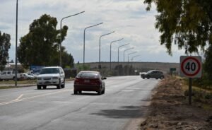 Inician construcción de tres dársenas centrales en Paseo María Antonia Arnold para ordenar ingresos a barrios y permitir giros seguros. Se modificarán sentidos de circulación en calles 12 de Octubre