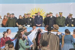 El Municipio organizó un desfile cívico-militar con 173 instituciones para conmemorar el 208° aniversario de la Independencia Nacional.