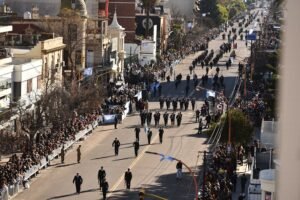 El Municipio convoca a instituciones a participar del desfile por el 207º aniversario de la Independencia el domingo 9 de julio. Las inscripciones cierran el lunes 3 de julio. Se realizará corte programado en avenida Alem desde las 7.