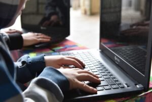 La Municipalidad entregó 48 dispositivos digitales a menores en hogares convivenciales.