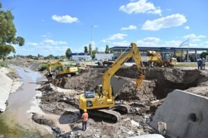 Avanzan trabajos de demolición de puentes en Pampa Central y Don Bosco para refuncionalización del Canal Maldonado.