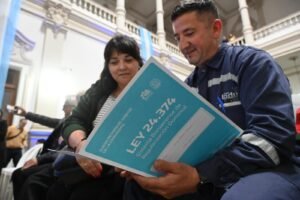 Municipio entregó 307 escrituras a familias en programa de regularización dominial.