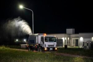 Cronograma de fumigación municipal disponible hasta fines de abril con barrios programados por día.