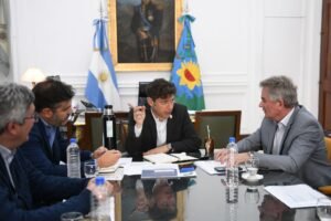 El intendente Héctor Gay sostuvo una reunión con el gobernador Axel Kicillof para discutir el potencial del agua del río Negro y proyectos hídricos regionales. Se analizaron estrategias de riego y provisión de agua potable en Bahía Blanca a través de la Autoridad Interjurisdiccional de las Cuencas (AIC)