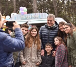 El intendente Gay participó de Disfrutá Bahía celebrando el Día de la Niñez con actividades familiares en el Parque de Mayo.