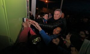 Inaugura iluminación LED en plaza Pianesi para mayor seguridad y disfrute de familias.