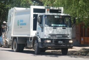 Modifican el cronograma de recolección de residuos domiciliarios con nuevos horarios diurnos y nocturnos según las rutas.