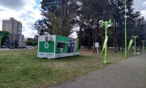 El Municipio ofrece dos estaciones de reciclaje para separación de residuos en origen.