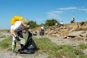 Segunda campaña de limpieza costera en Napostá con participación de 100+ voluntarios y 120 m³ de residuos recolectados.