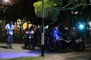 Operativo nocturno de seguridad en Villa Mitre con 45 efectivos y tránsito municipal. 29 motocicletas demoradas e infracciones detectadas.