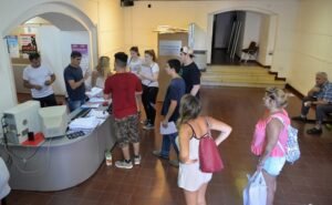 Dirección de Empleo convoca personal para ganadería y reparación de máquinas de coser con requisitos específicos.