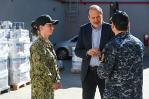 Embajada de EE.UU. dona 13 mil litros de pintura para reconstruir 23 escuelas afectadas por el temporal de marzo.