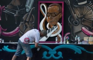 Artistas locales restauraron la Plaza del Tango con murales y trabajos artísticos