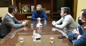 Gay se reunió con funcionario provincial para analizar la crisis del transporte público local.