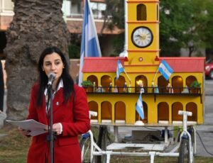 La intendenta interina Soledad Martínez presidió el acto oficial del 213º aniversario de la Revolución de Mayo en la Plaza Payró