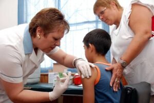 Autoridades sanitarias establecen requisitos de vacunación contra sarampión para viajeros a zonas de circulación viral.