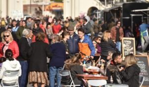 Actividades infantiles y entretenimiento familiar dominical en Parque de Mayo por Día de la Niñez.