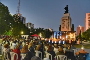 Las celebraciones por Janucá continúan hasta el lunes 6 de diciembre en Bahía Blanca. El evento iniciado el 28 de noviembre en Plaza Rivadavia contó con la presencia del intendente Héctor Gay