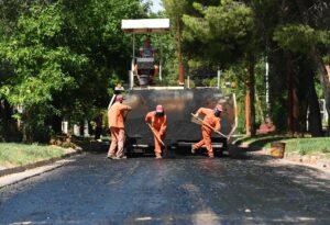 El Municipio de Bahía Blanca avanza en su plan de pavimentación de 100 cuadras. El intendente Héctor Gay recorrió los trabajos en barrio Patagonia