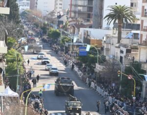 Desfile cívico-militar del 9 de Julio con cortes de tránsito en avenida Alem y cambios en líneas de colectivo.