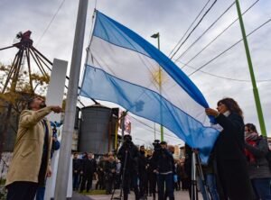 Bahía Blanca conmemoró el Día de la Bandera en el monumento a Manuel Belgrano (Parchappe y Falucho) con la participación de autoridades municipales