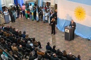 Intendente Susbielles encabezó acto oficial 214° Revolución de Mayo con expresiones culturales.
