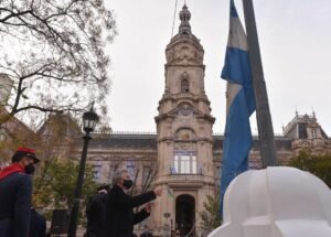 Héctor Gay encabezó ceremonia oficial por el 204º aniversario de la Independencia en plaza Rivadavia.