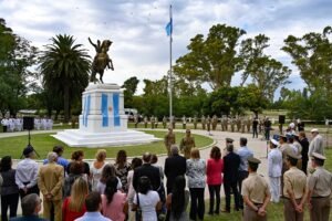 El municipio de Bahía Blanca conmemoró el 245° aniversario del natalicio del General José de San Martín con un acto oficial encabezado por el intendente Héctor Gay