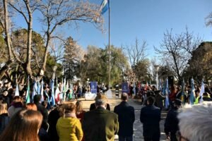Intendente Susbielles encabezó celebración del 121° aniversario de Cabildo. Firmó acta de compromiso para escrituración de Hogar Amor.
