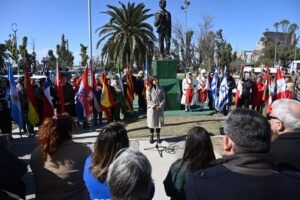 Celebración del Día Nacional del Inmigrante en Ingeniero White con participación del Centro de Colectividades y autoridades municipales.