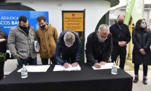 Se adjudicaron los kioscos barco de Bahía Blanca a las empresas McDonald's y Cla & Bigliardi tras un proceso de licitación. El intendente Gay destacó el valor patrimonial de las construcciones y el impacto en la generación de empleo para jóvenes. La ceremonia se realizó en la Plaza de Villa Mitre.