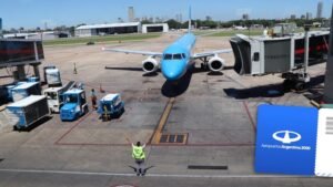 Se autoriza circulación de autos particulares y micros para trasladar pasajeros desde Ezeiza al interior del país.