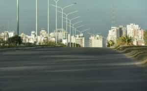 Bahía Blanca implementa Fase 3 de emergencia sanitaria del 14 al 20 con restricciones de actividades y circulación nocturna.