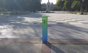La Secretaría de Movilidad Urbana y Espacios Públicos instaló dispensadores de alcohol en gel en diversos puntos públicos de Bahía Blanca (parques