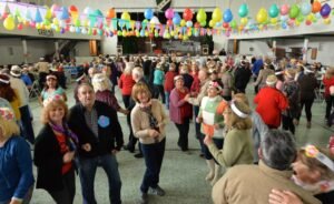 Baile de fin de año para adultos mayores con grupo JAWAR en Villa Mitre mañana.