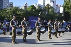 La Banda Militar Puerto Argentino ofreció concierto por el Día de la Mujer en Plaza Rivadavia con música popular y danzas.