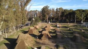 La Escuela Municipal de BMX abre inscripciones con nuevo horario de verano en parque de Mayo.