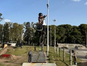 La Escuela Municipal de BMX abre inscripciones para clases gratuitas en la pista del parque de Mayo