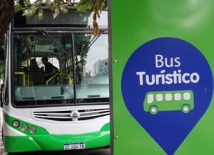 El Bus Turístico recorre Villa Mitre y Bella Vista para celebrar sus aniversarios con actividades culturales.