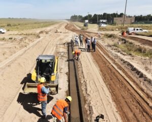 El Municipio inició la construcción de cordón cuneta en calle Vera con inversión de 51 millones de pesos para mejorar escurrimiento de aguas y delimitación de veredas. Se prevé además la instalación de 79 columnas con 158 artefactos LED por 24 millones de pesos.