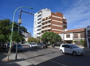 Entran en operación las cámaras de fotomultas en dos cruces de avenida Alem para controlar infracciones de tránsito y mejorar la seguridad vial.